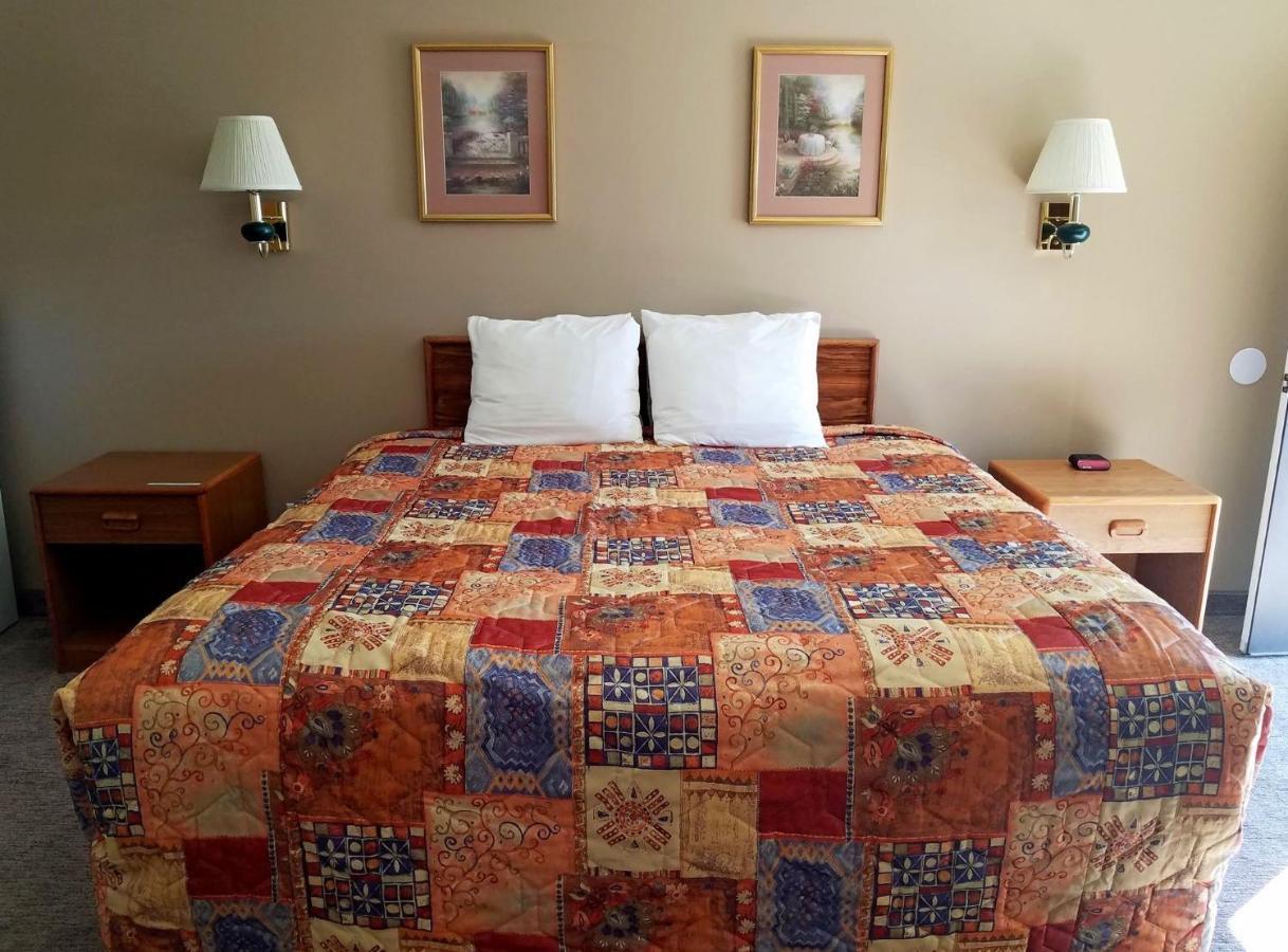 Aquarius Inn Bicknell Экстерьер фото