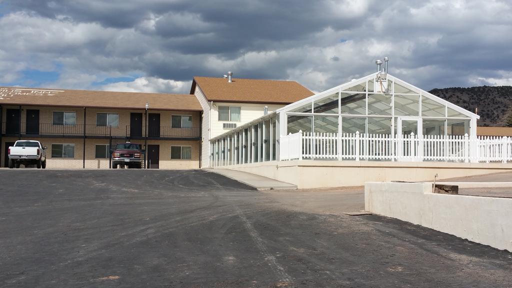 Aquarius Inn Bicknell Экстерьер фото