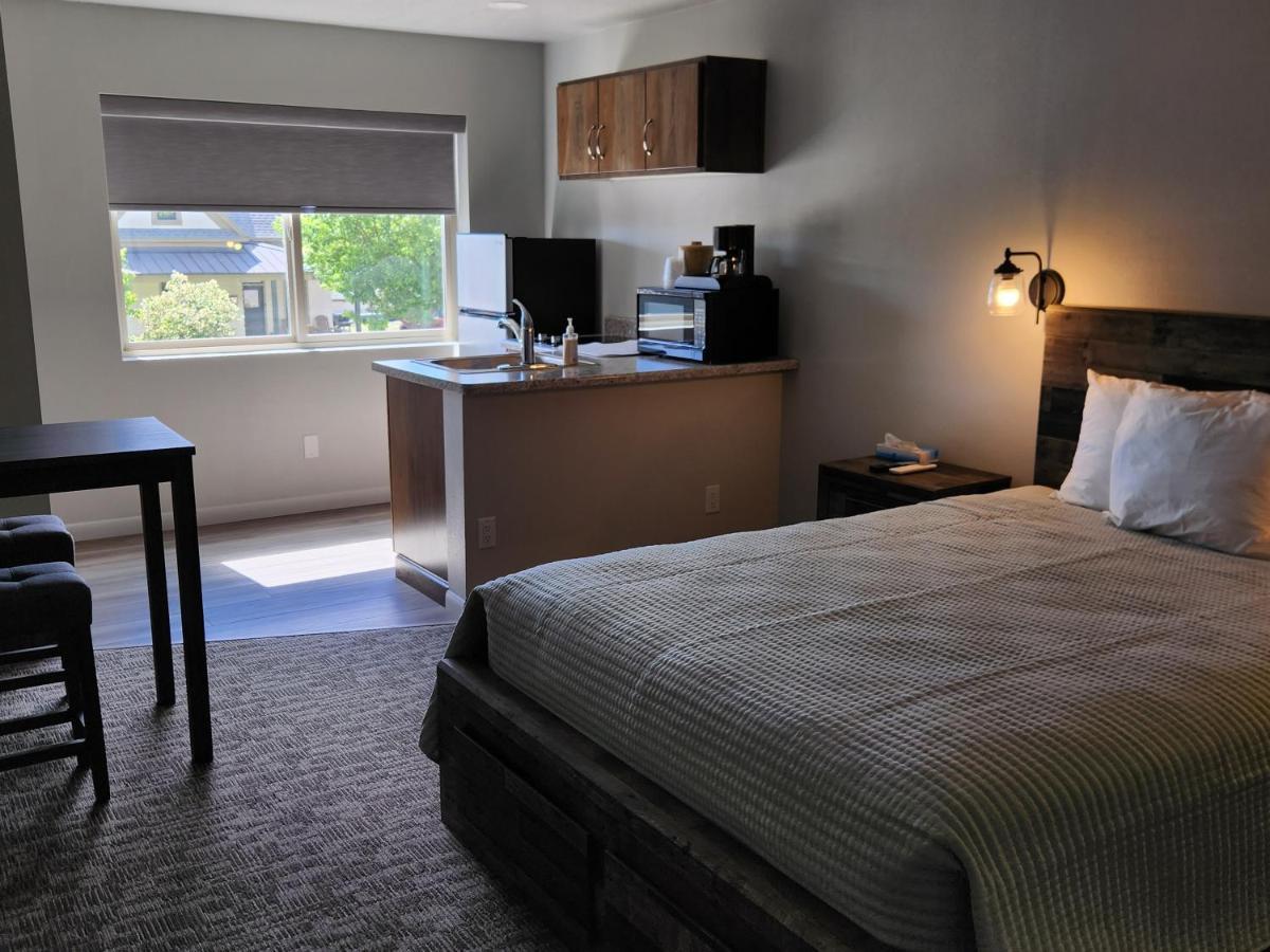 Aquarius Inn Bicknell Экстерьер фото